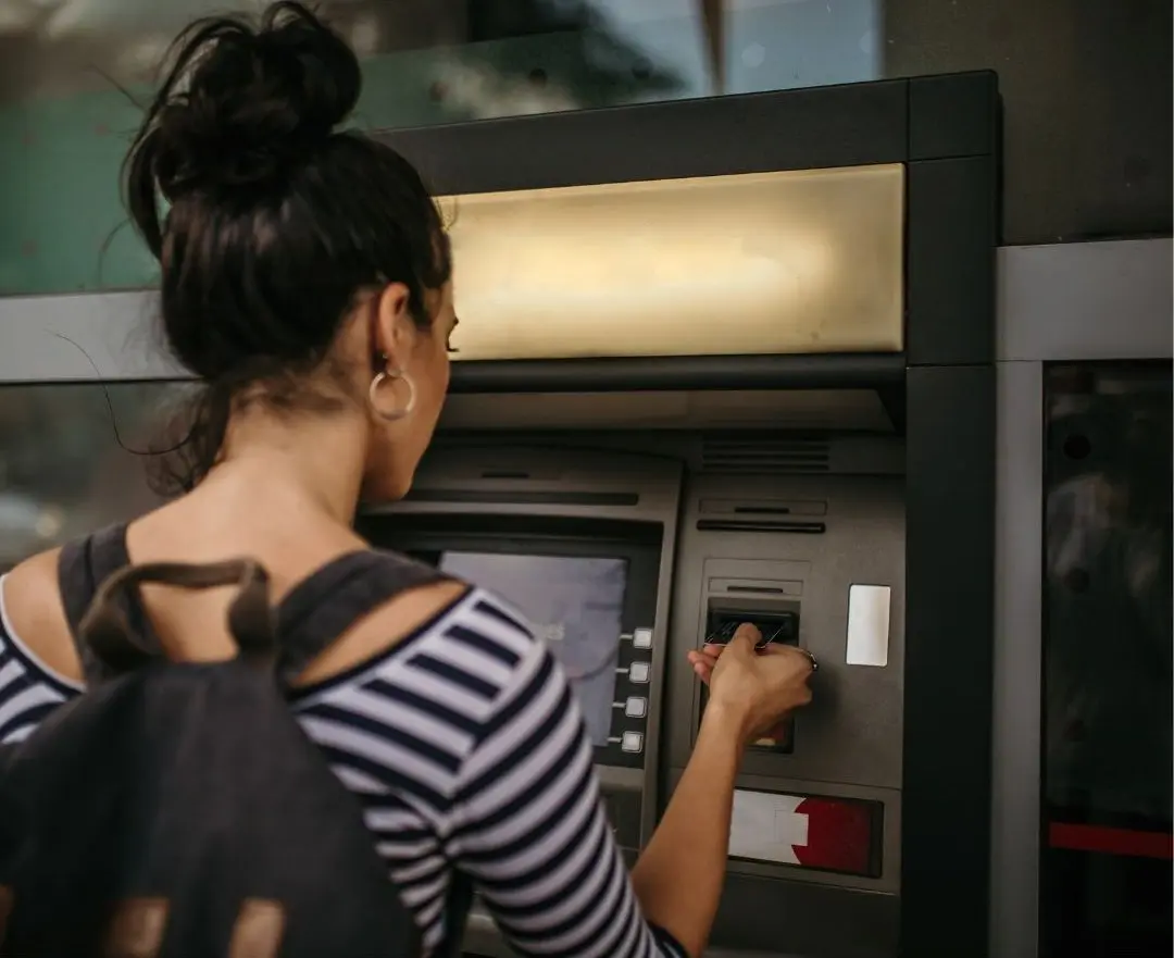 Usar el Cajero automático de otro banco podría salirte gratis.