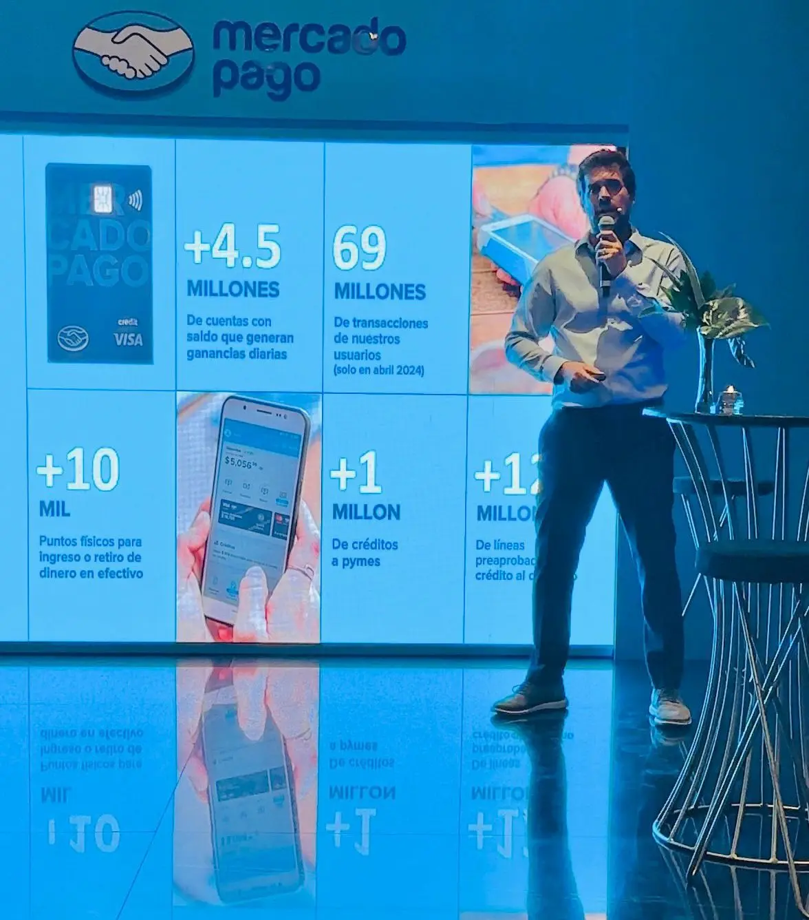 Foto del director de Mercado Pago anunciando que se convertirán en banco.