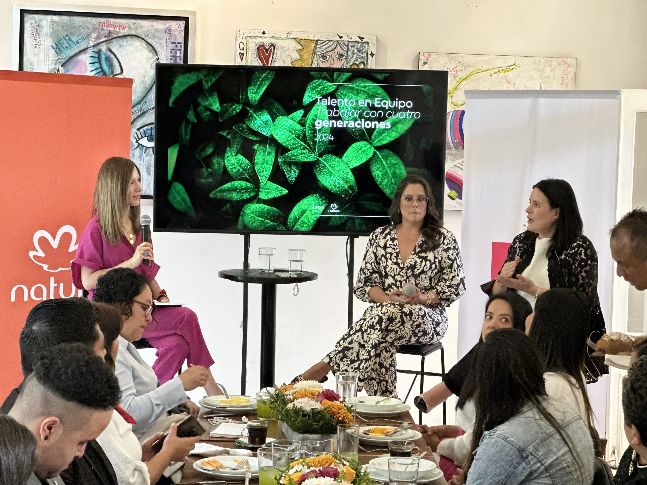 Foto de conferencia sobre diversidad generacional