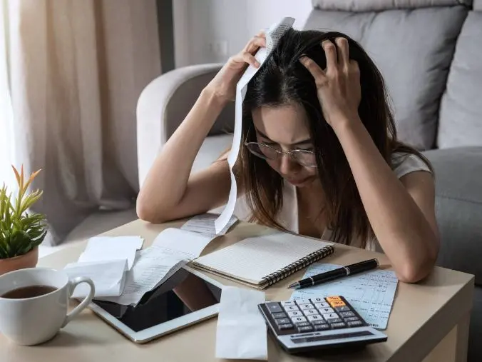 Empleados sufren estrés por la falta de dinero.