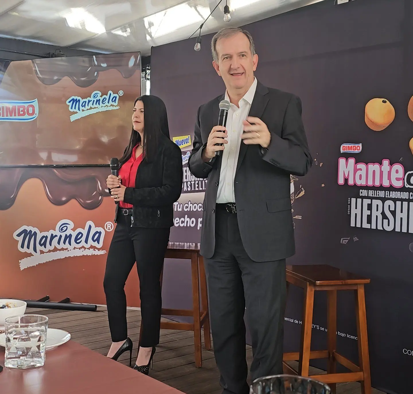 Lilian Benítez, directora de Pasteles Marinela, y Juan Nosti, director de Mercadotencia de Bimbo