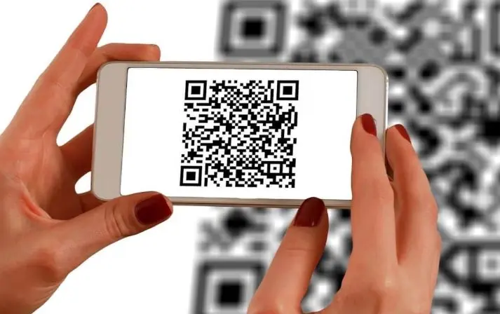 Cuida tu célular de los QR.