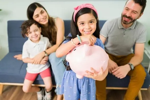 Fomentemos en las niñas y niños el camino a un futuro financiero .