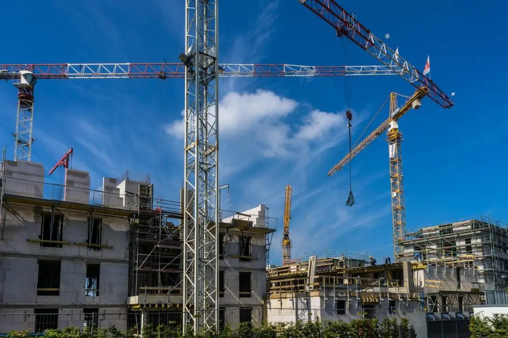 Grúas y estructuras de metal se levantan en un sitio de construcción. Las obras reflejan el impulso a la vivienda en México. El Infonavit busca impulsar la oferta con casas recuperadas. Foto: Ilustrativa