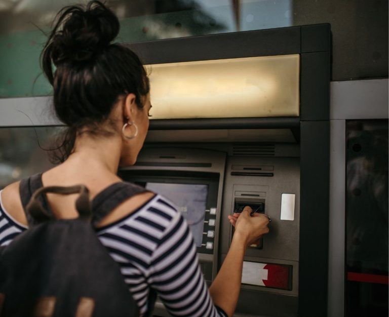 Usar el Cajero automático de otro banco podría salirte gratis.