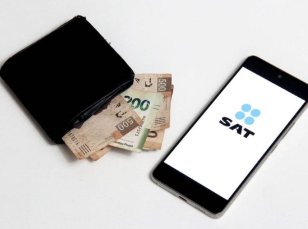 Celular con logo del SAT y una billetera con dinero.