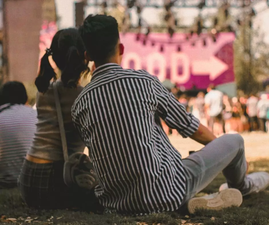 Pareja conviviendo sin gastar dinero.Que el estrés financiero no arruine tus planes.