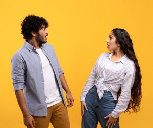 Educación financiera evitaría que jóvenes se endeuden prematuramente.