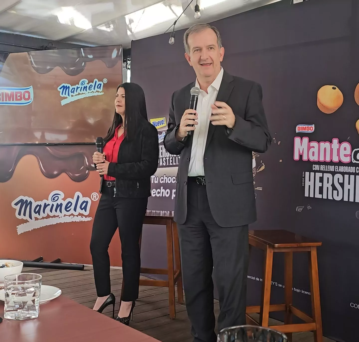 Lilian Benítez, directora de Pasteles Marinela, y Juan Nosti, director de Mercadotencia de Bimbo