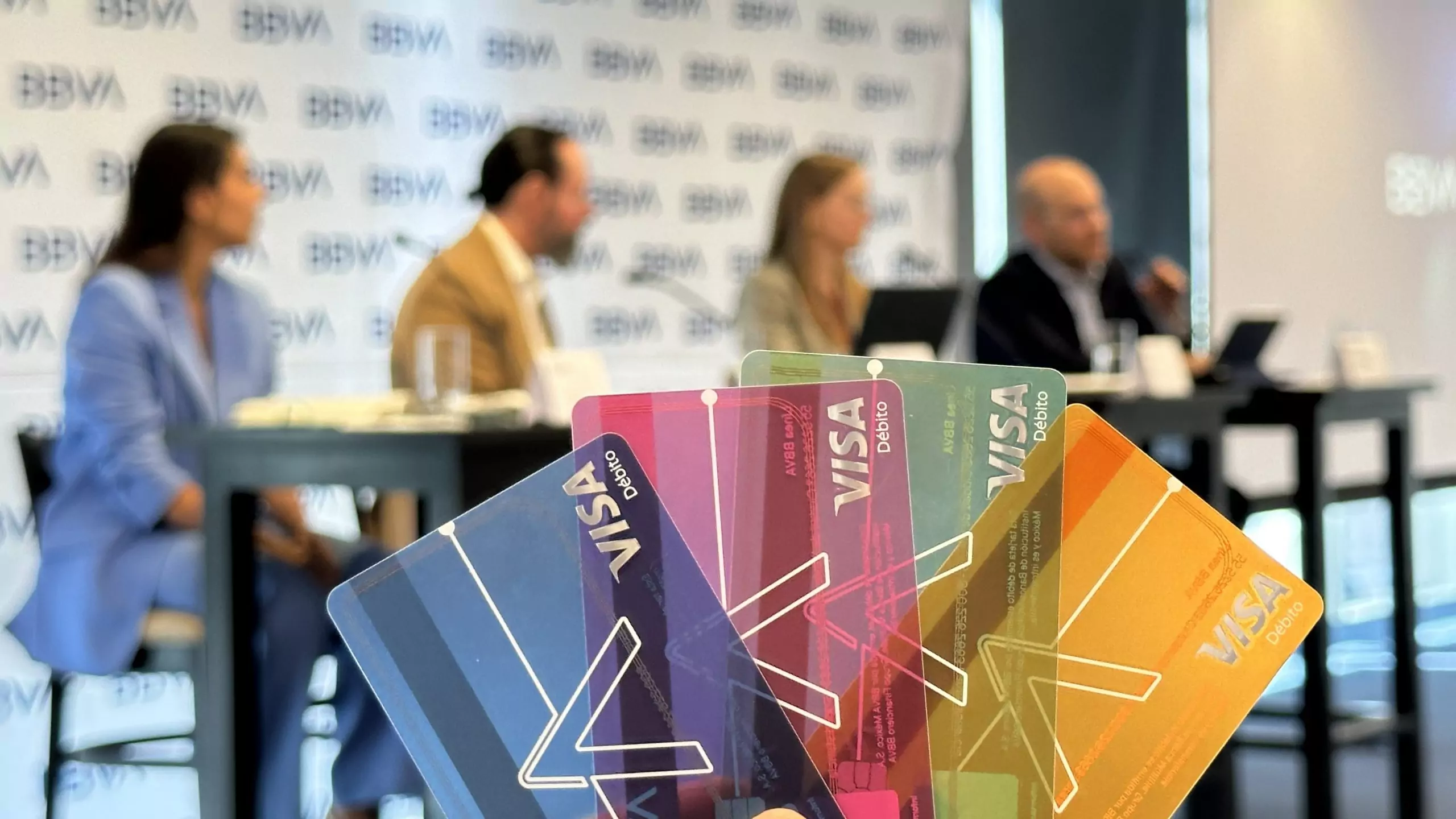 Tarjeta de débito para adolescentes y app móvil, el lanzamiento de BBVA