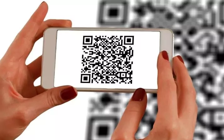 Cuida tu célular de los QR.