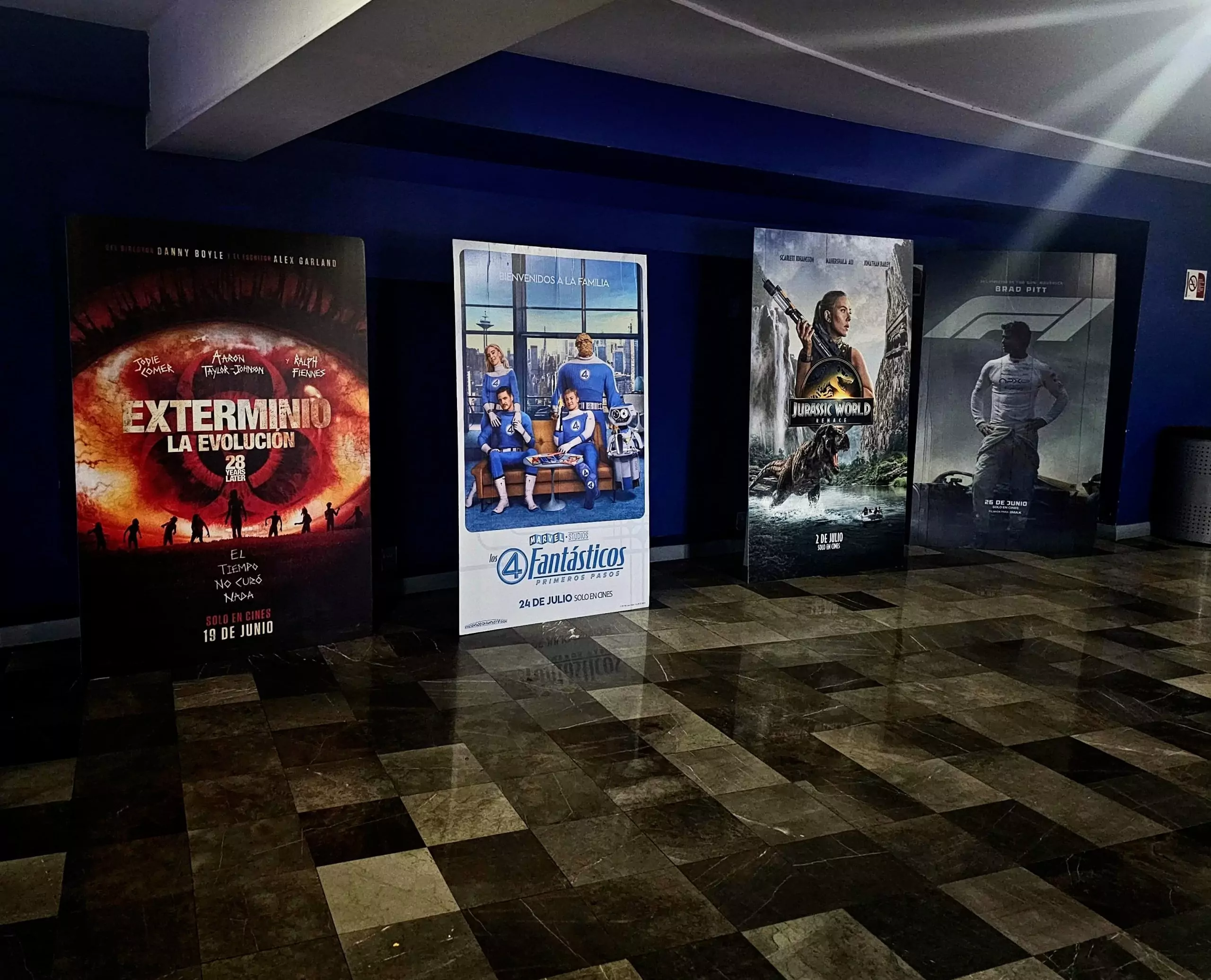 Esta es una foto de la cartelera del cine.