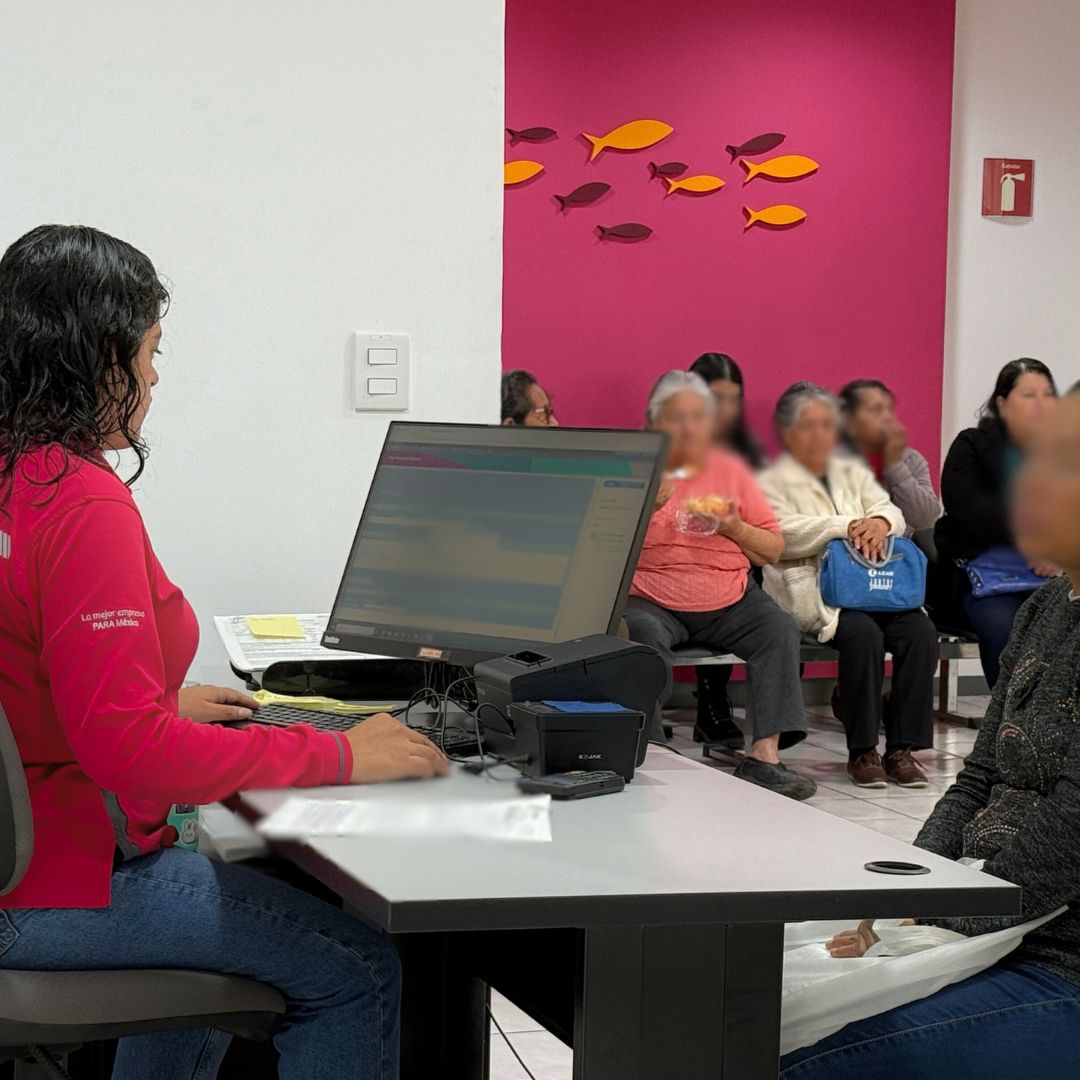 Emprendedora recibiendo microcréditos para emprender con ayuda de Gentera