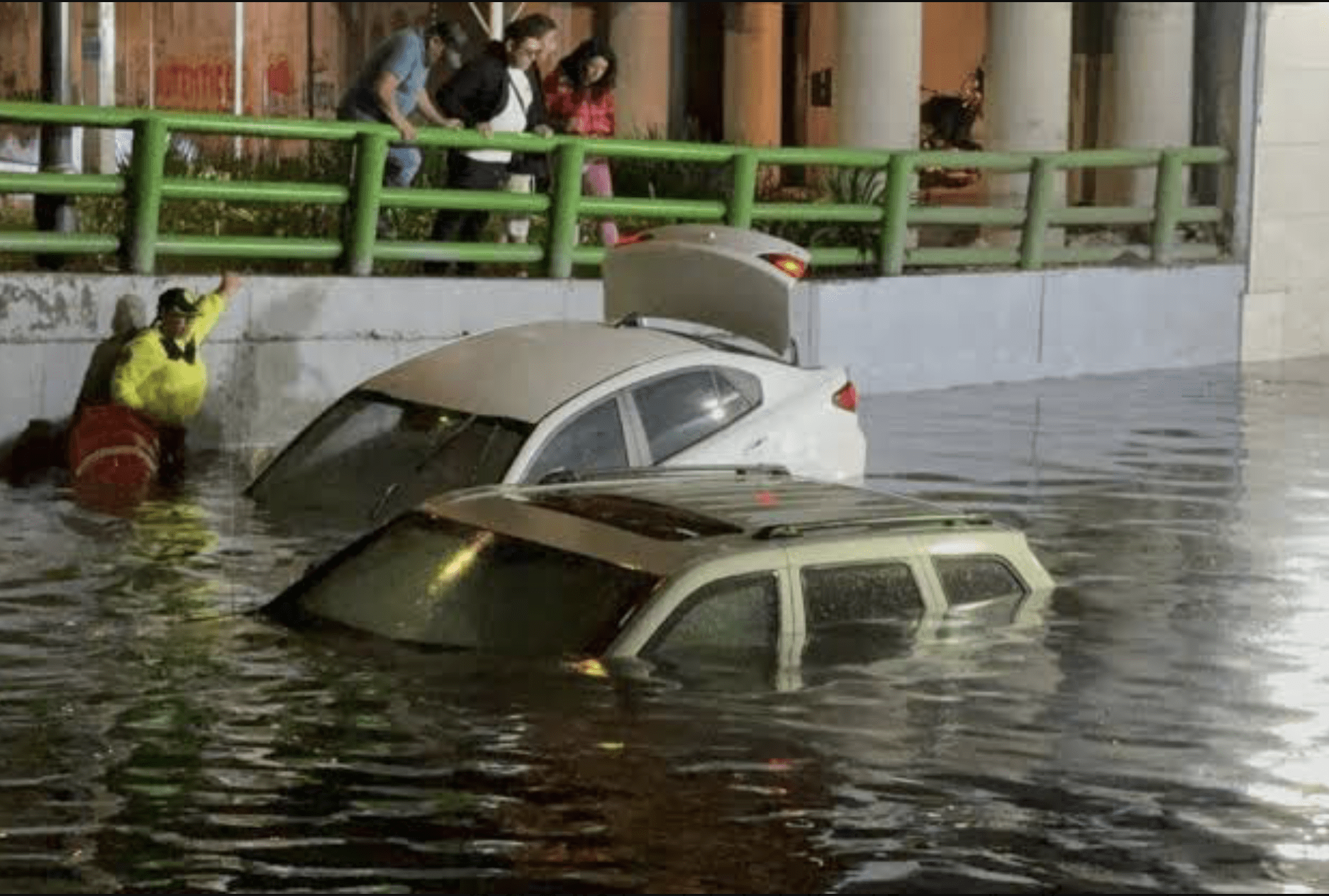 Imagen de automóviles con daños por inundaciones