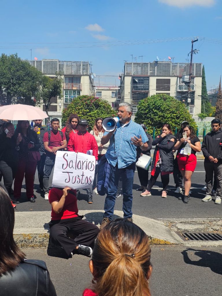 Se manifiestan trabajadores del SAT