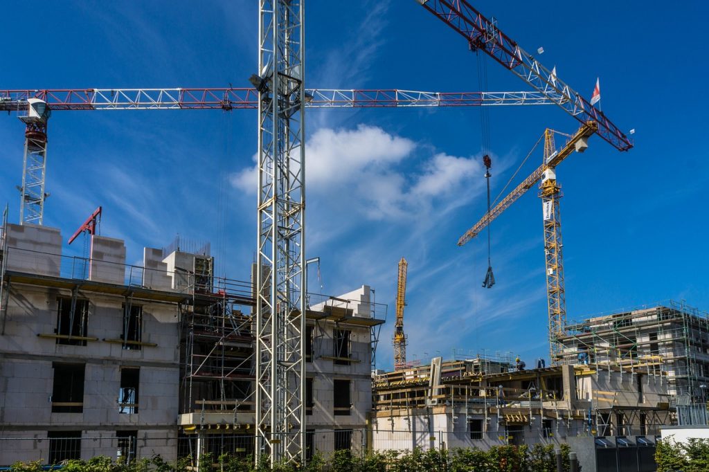 Grúas y estructuras de metal se levantan en un sitio de construcción. Las obras reflejan el impulso a la vivienda en México. El Infonavit busca impulsar la oferta con casas recuperadas. Foto: Ilustrativa