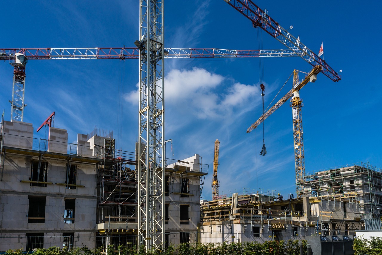 Grúas y estructuras de metal se levantan en un sitio de construcción. Las obras reflejan el impulso a la vivienda en México. El Infonavit busca impulsar la oferta con casas recuperadas. Foto: Ilustrativa
