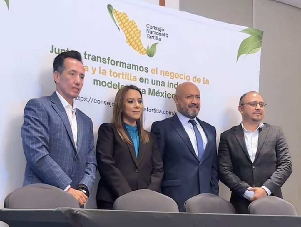 Imagen de la firma de acuerdos entre las tortillerías y Banco Azteca