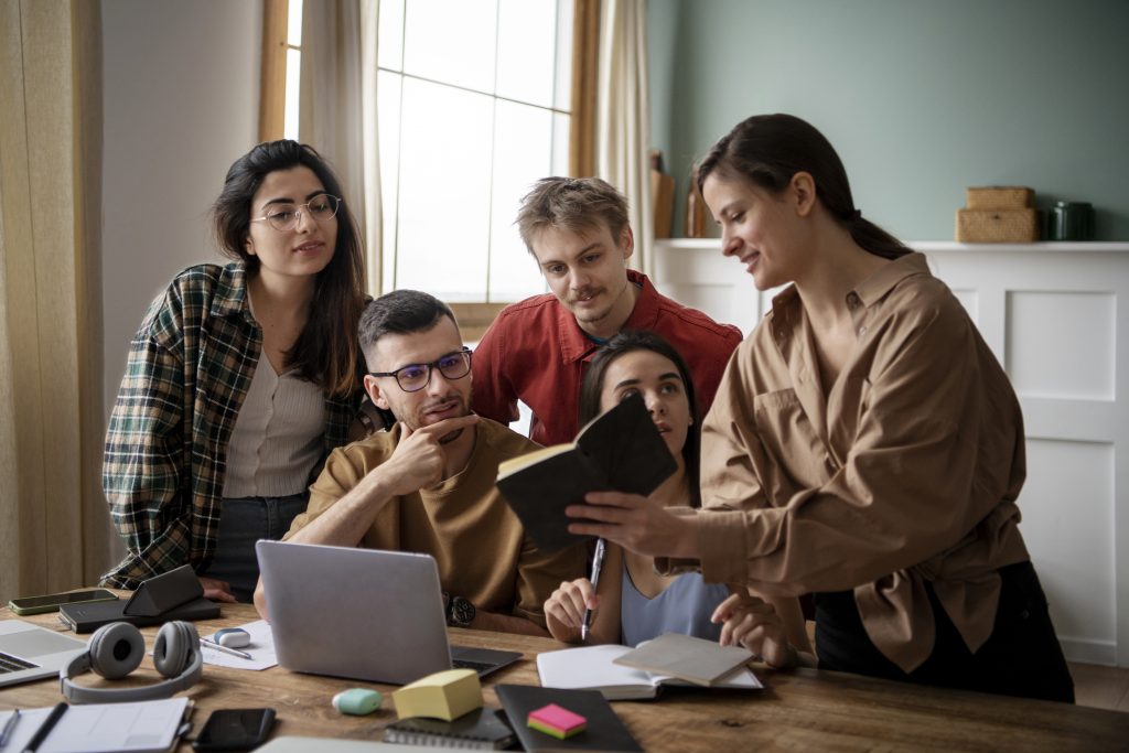 Jóvenes millennials haciendo ahorro voluntario