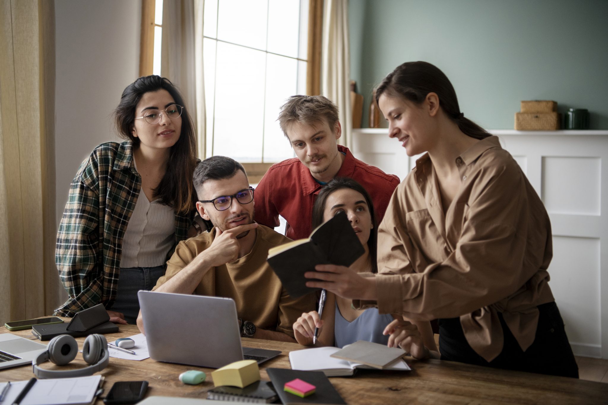 Jóvenes millennials haciendo ahorro voluntario