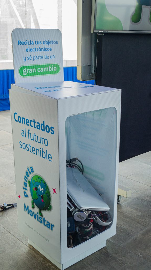 Así son algunos de los contenedores donde se podrán depositar los dispositivos del programa de reciclaje de Movistar